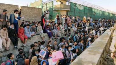 Толпа не расходится: территория вокруг аэропорта Кабула «невероятно переполнена»