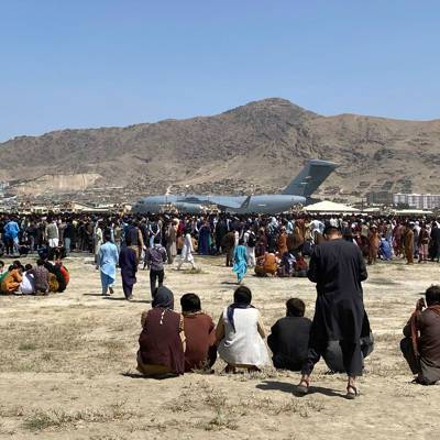 Около 1,5 тыс человек собрались у аэропорта Кабула в надежде на эвакуацию в США