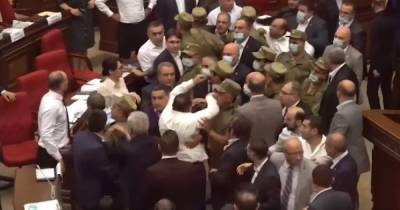 В парламенте Армении жестоко подрались депутаты, журналистам запретили снимать (ВИДЕО)