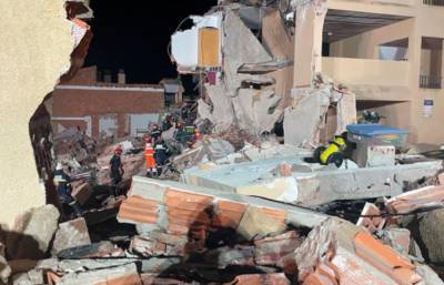 В Испании обрушился трехэтажный жилой дом: спасатели ищут под завалами людей