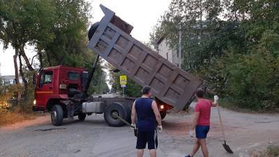 Жители поселка в Челябинске решили сами отремонтировать дороги