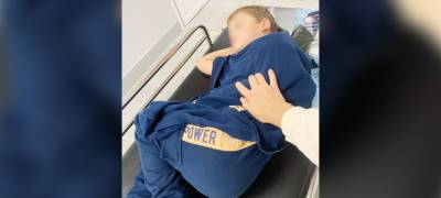 Шок: врачи Детской республиканской больницы в Петрозаводске везли ребенка без сознания на процедуры под проливным дождем