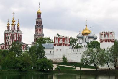 На колокольне Новодевичьего монастыря установили купол
