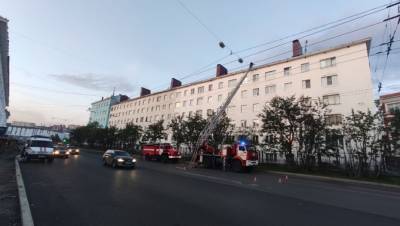 В Мурманске из-за пожара в жилом доме эвакуировали около 100 человек