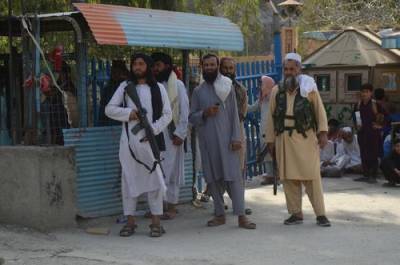 Талибы избили в Кабуле репортера и оператора телеканала TOLOnews