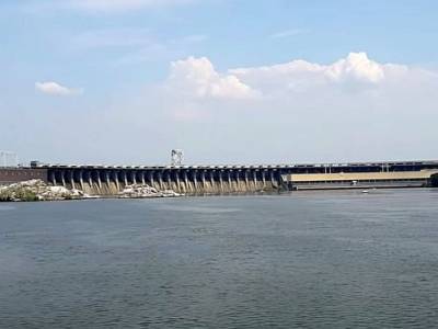 На Братской ГЭС впервые за 26 лет начали холостой сброс воды (видео)