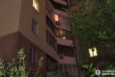 Разбилась мгновенно: в Киеве мужчина вытолкал с балкона свою знакомую