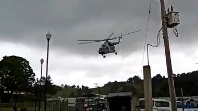 В Мексике вертолет с топ-чиновником упал сразу после взлета. Момент попал на видео