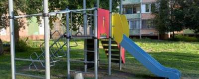Детские игровые комплексы начали устанавливать во дворах Барнаула