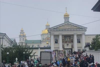 40 тысяч верующих УПЦ крестными ходами прибыли в Почаевскую лавру: "Вымаливают милость Божию"
