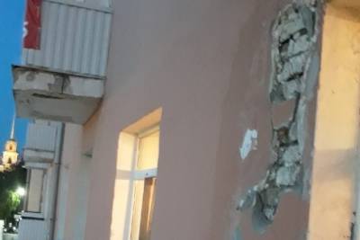 На улице Соборной в Рязани с фасада дома начала отваливаться штукатурка