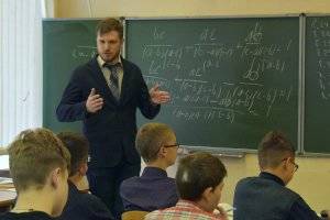 Школьным учителям повысили зарплату в Москве