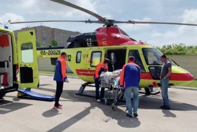 На острове Коневец стал задыхаться ребенок из Петербурга – его доставили в больницу на вертолете