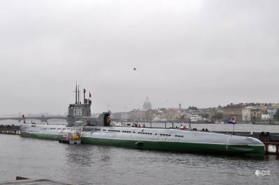 В Петербурге к подводной лодке прибило труп неизвестного мужчины