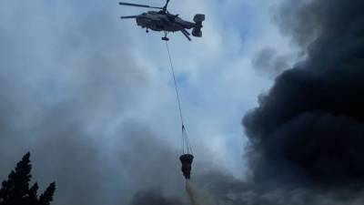 В тушении пожара в Габале задействованы 2 вертолета МЧС