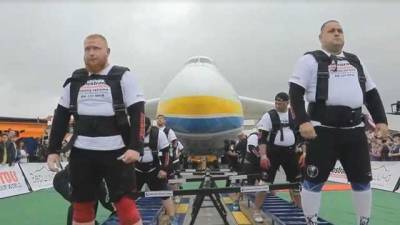 Украинские богатыри установили мировой рекорд по перетягиванию "Мрии": впечатляющее видео