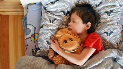 Сомнолог Мельников рассказал о способах восстановления режима сна у детей после каникул
