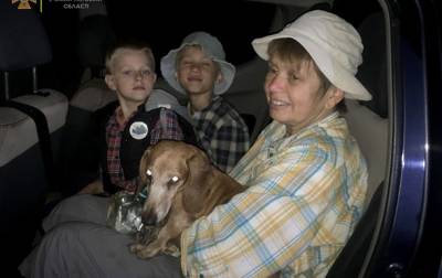 На Закарпатье спасатели нашли в лесу женщину и двух детей