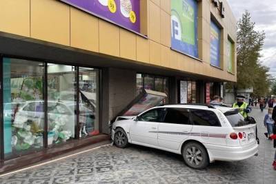 Toyota Caldina въехала в стену ТЦ «Шоколад» в Чите
