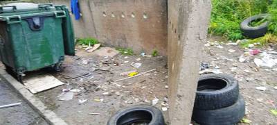Коммунальщики убрали гору мусора в спальном районе Петрозаводска (ФОТО)