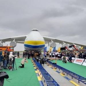 Восемь украинских силачей установили новый рекорд с Ан-225 Мрия