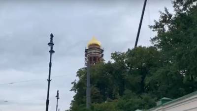 На колокольне Новодевичьего монастыря в Петербурге установили купол