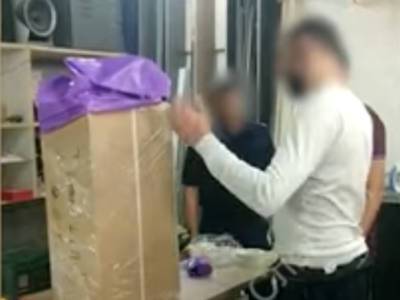 Следователи показали небольшую коробку, в которую тюменский убийца положил тело девочки (видео)