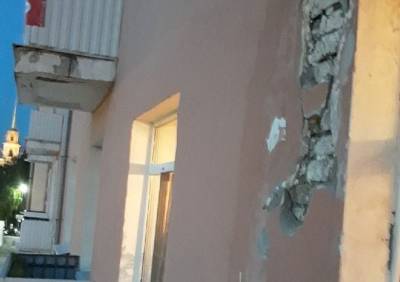 Со здания в центре Рязани отваливается штукатурка