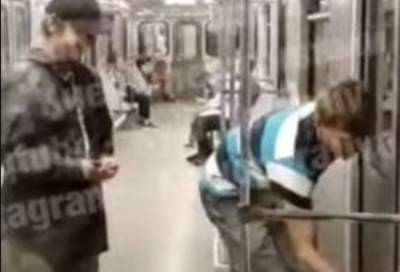 Подростки портили вагоны метро в Киеве, другие пассажиры не реагировали: видео