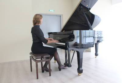 Молодым пианистам Кудрово приобрели новый рояль