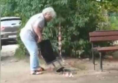 На улице Гоголя пенсионерка выдернула урну у подъезда жилого дома