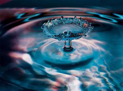 Учёным удалось понаблюдать за взаимодействием между молекулами воды на атомном уровне