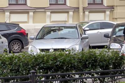 В Петербурге впервые эвакуировали автомобили за нарушение правил парковки во дворах