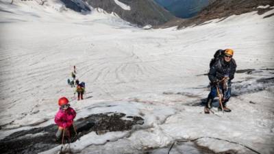 "Поход продолжался 20 дней": пятилетняя украинка поднялась в горы высотой 4000 метров, кадры