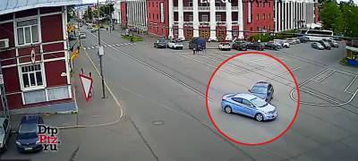Два столкнувшихся автомобиля перегородили главную улицу Петрозаводска (ВИДЕО)