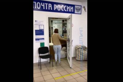 «Иди отсюда, чокнутая»: Сотрудница почты напала на петербурженку за прерванный разговор по телефону