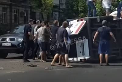 Джип протаранил скорую в Одессе, медиков доставали из салона: появилось видео