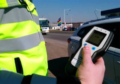 В Чехии полиция остановила рекордно пьяного водителя: видео