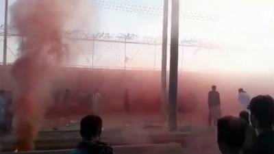 Талибы начали разгонять с помощью дымовых шашек людей, собравшихся в аэропорту Кабула