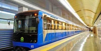 В Киеве двое подростков разрисовали вагон метро: другие пассажиры не реагировали