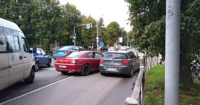 Кольцо на Василевского и прилегающие улицы встали в пробке из-за аварии (дополнено)