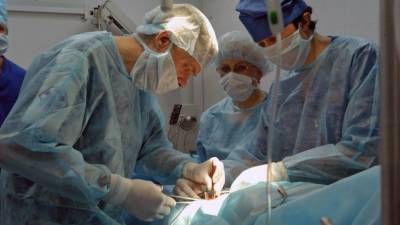 Безуспешные попытки врачей спасти пациентку во время операции попали на видео