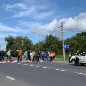 Жители села в Ивано-Франковской области перекрыли трассу из-за плохих дорог
