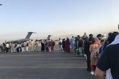 С начала эвакуации в аэропорту Кабула погибло около 50 человек