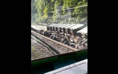 Появились видео с аварии поезда на Львовщине