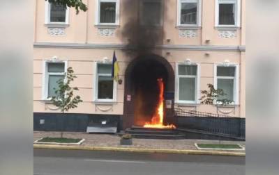 В Киеве в офис омбудсмена бросили "коктейль Молотова"