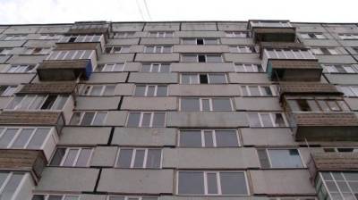 Жители дома на Циолковского больше недели страдали от запаха из подвала