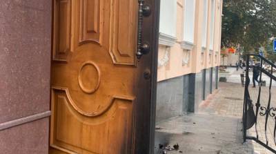 В здание офиса омбудсмена Денисовой бросили «коктейль Молотова»