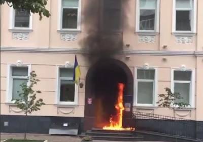 В Киеве неизвестный подорвал коктейлем Молотова офис омбудсмена