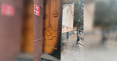 В Киеве подожгли офис омбудсмена Людмилы Денисовой (видео)